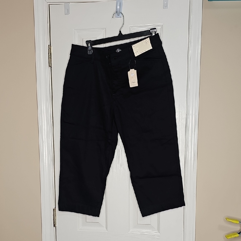 St. John's Bay Black Capri Pants